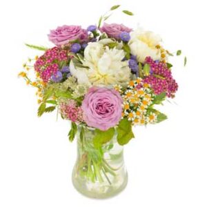 Sommarbukett med blandade blommor i ljusa, milda, blandade färger. Ur Euroflorists utbud av Mors Dags-buketter.