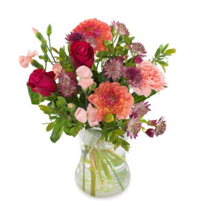 Höstbukett med blandade blommor i rött, rosa och rost +gröna blad. Beställ blommorna online hos Euroflorist!