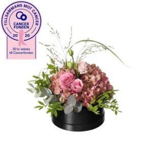 Rosa Boxen. En söt blomsterdekoration med hortensia, prärieklocka, eukalyptus och gröna blad. En blomsterdekoration från Interflora, i samarbete med Cancerfonden.