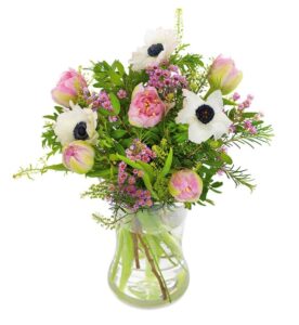 Blombukett med blandade säsongsblommor i ljusa, milda färger tillsammans med gröna blad. Skicka blommorna med bud via Euroflorist!