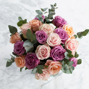 Blombukett med pastellfärgade rosor (blandade färger). En produkt ur Interfloras sortiment.