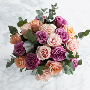 Blombukett med pastellfärgade rosor (blandade färger). En produkt ur Interfloras sortiment.