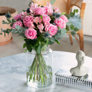 Bukett med rosa rosor, alstroemeria, tistlar och gröna blad. Skicka blommorna med ett blombud - beställ enkelt online hos Interflora.
