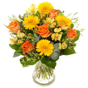 Aprilbuketten från Euroflorist, med blandade blommor i gult och orange. Skicka blommorna med ett bud och önska Glad Påsk!