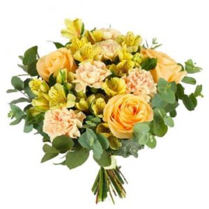 Blombukett med blandade blommor i aprikost och gult. Beställ blommorna online hos Florister i Sverige.