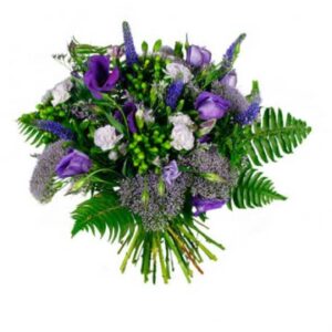 Bukett med blandade blommor i lila nyanser. Beställ ditt blomsterbud hos Florister i Sverige.