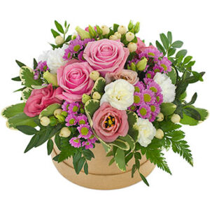 Söt, rund ask med blomsterdekoration i rosa, vitt och grönt. Ett arrangemang från Euroflorist. Skicka med bud i present på Mors Dag!