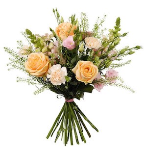 Bukett med rosor, prärieklocka, lejongap och grön. Milda, ljusa färger. Blommorna finns att beställa hos Interflora.