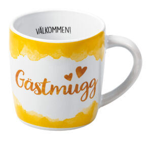 Kaffemugg med texten "Gästmugg" på sidan. "Välkommen" står skrivet på insidan av muggen. Köp online hos Sakligheter.