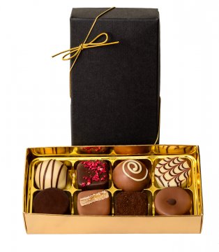Presentask med åtta belgiska chokladpraliner. Beställ hos Florister i Sverige!