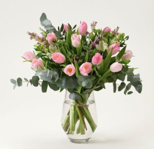 Interfloras februaribukett med blommor i rosa; tulpaner, alstroemeria, vaxblomma och eukalyptus. Beställ ditt blomsterbud i Interfloras e-butik!
