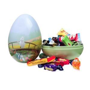 Påskägg i plåt, med motiv Mumintrollet på bro. Ägget är fyllt med blandat påskgodis. Beställ hos Sakligheter!