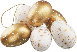 Påskägg till påskriset. Guldfärgade ägg med vita stänk +vita ägg med guldstänk. Finns att köpa hos Sakligheter.