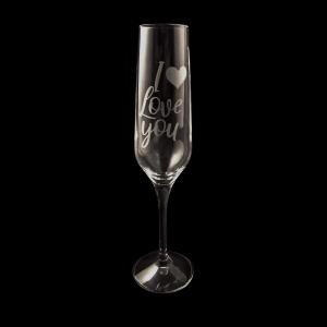 Champagneglas med texten "I love you". Finns att beställa hos Sakligheter