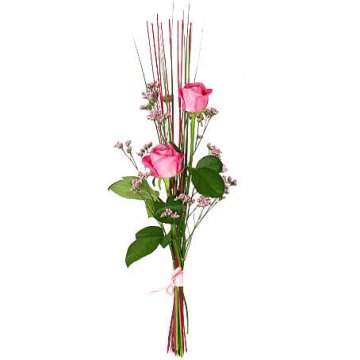 "Rosa charm", med två vackra, rosa rosor tillsammans med småblommiga snittblommor och dekorationspinnar. Beställ hos Florister i Sverige!
