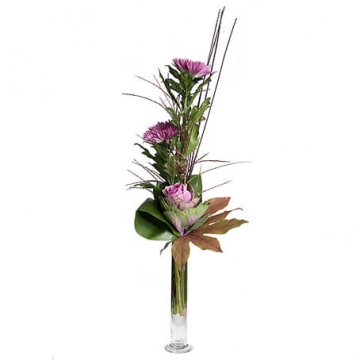 "Lila magi", med tre lila snittblommor i nivå tillsammans med dekorationspinnar. Beställ hos Florister i Sverige!