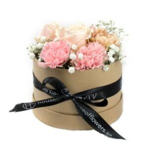 Blombox med blommor i ljusa färger. Skicka med blombud från Florister i Sverige!