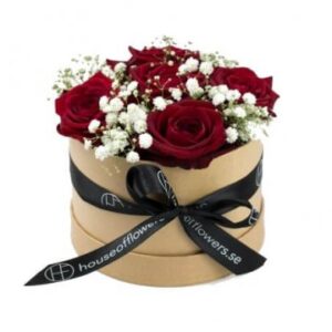 Blombox med röda rosor, småblommigt och grönt. Skicka med blomsterbud från Florister i Sverige!