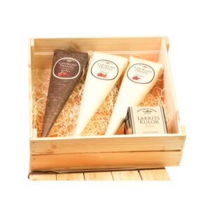 Presentlåda i trä med tre strutar med chokladtryfflar i olika smaker plus en ask med chokladkulor. Presentboxen finns att beställa hos Sakligheter.