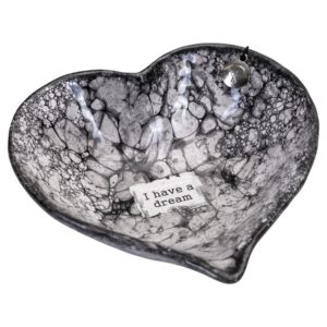 Hjärtformad skål i svart/vitt/grått med texten "I have a dream" i mitten. Beställ hos Sakligheter!