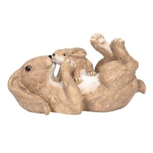 Söt påskdekoration i materialet Polyresin. Gullig kanin gosar med sin kaninunge. 17 cm x 11 cm x 9 cm. Dekorationen hittar du hos Magasin11.
