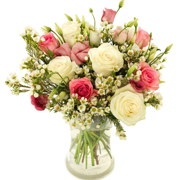 Ljuvlig bukett med rosor och småblommor i rosa och vitt. Beställ blommorna hos Euroflorist!
