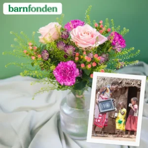Blombukett med rosa och lila blommor tillsammans med grönt. Buketten säljs i samarbete med Barnfonden - 150 kr går till Barnfondens arbete med att bidra till att familjer på den kenyanska landsbygden får tillgång till rent vatten.