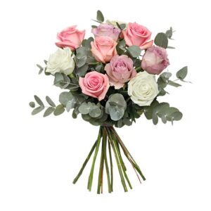 Bukett med rosor i blandade pastellfärger. Blommorna finns hos Interflora.