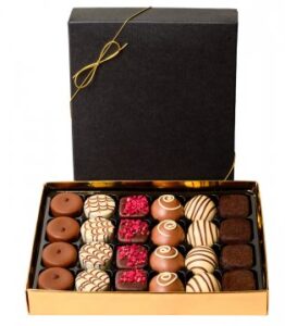 Ask med exklusiva belgiska chokladpraliner, 24 stycken (6 olika smaker). Finns att beställa hos Florister i Sverige.