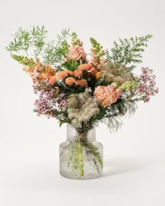 Interfloras unika aprilbukett med blommor i milda vårfärger. Buketten innehåller lejongap, lövkoja, santini, morotsblomma och gröna blad. Hur fina är inte de här blommorna?