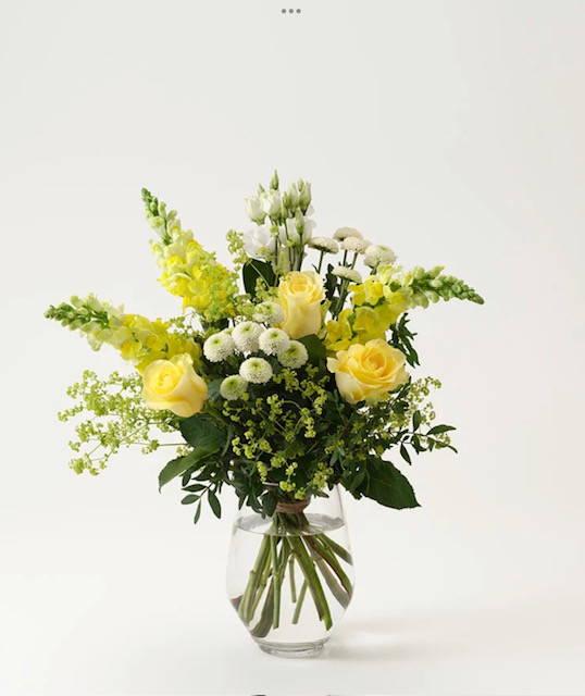 Underbar sommarbukett i gula nyanser, med vita och gröna inslag. Blommor: lejongap, rosor, santini