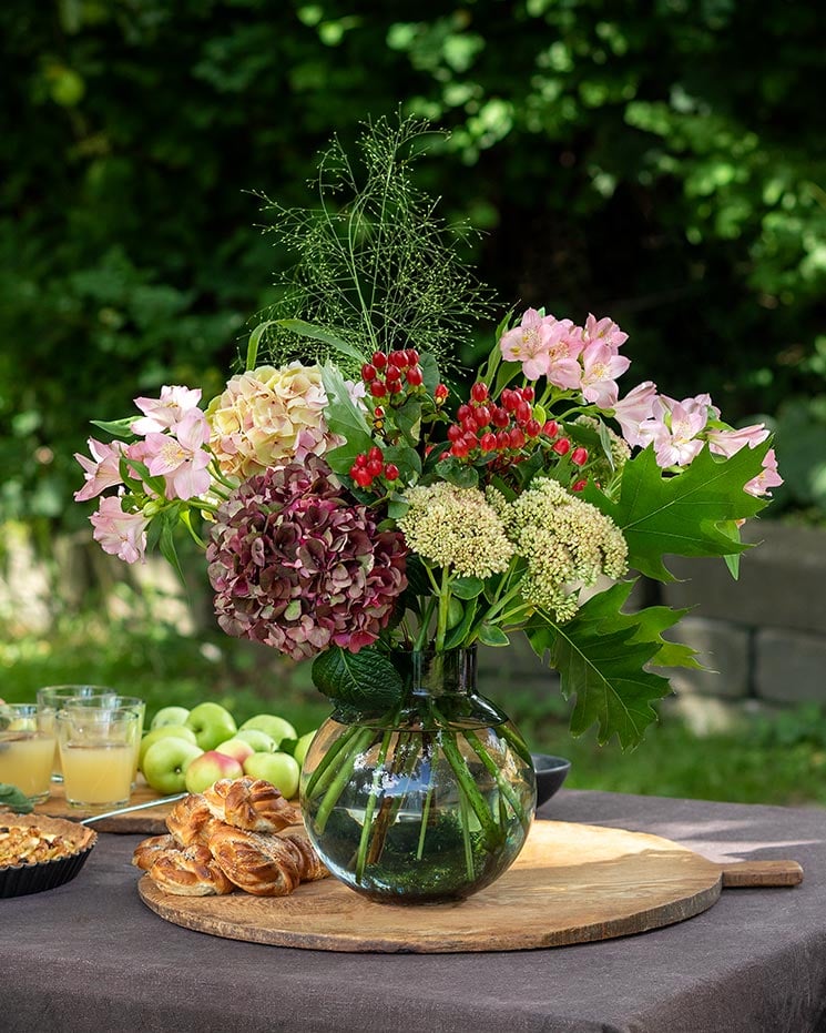 Interfloras unika septemberbukett rosa, vitt, grönt och brunrött. Buketten består bland annat av hortensia, sedum, hypericum, alstroemeria och höststrån. Vackra höstfärger!