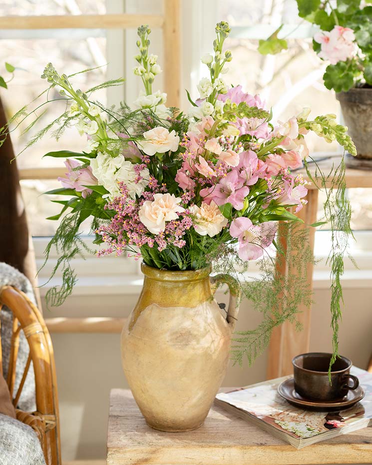Skicka majbuketten med bud - beställ hos Interflora! Interfloras majbukett, med alstroemeria, lövkoja, nejlika, limonium och gröna blad. Färger: rosa, vitt och grönt.